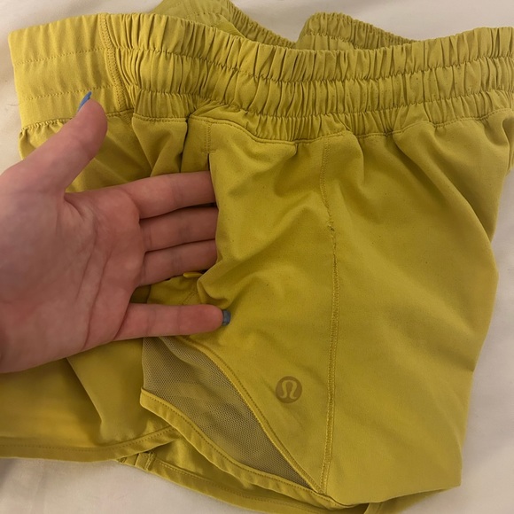 Lululemon hotty hot 2.5” shorts in color soleil - Picture 9 of 10